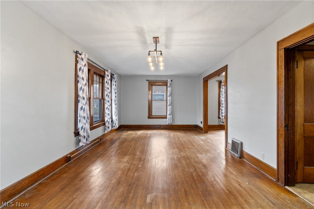 1823 S Seneca Avenue