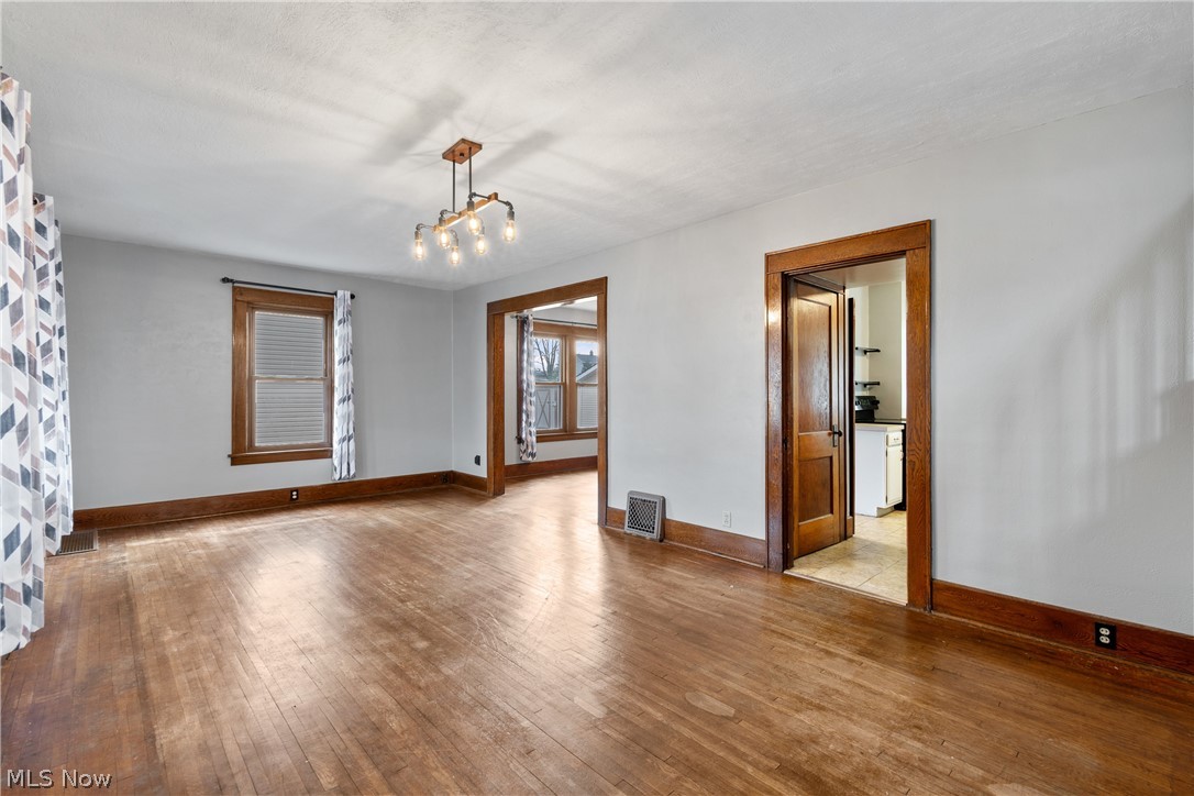 1823 S Seneca Avenue