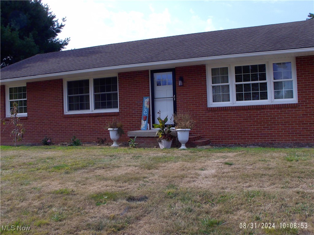 Discover your dream home at 700 Mar-Sue Dr.Zanesville! This 2-3 bedroom,2 bath gem features a brand new Amish-built kitchen, new flooring, and original hardwood flooring in the bedrooms. The full, unfinished basement and 2 car detatched garage offer plenty of storage space. Situated on almost an acre of land, this home provides the perfect blend of country living and convenience. Come see it today!
Back on market at no fault of sellers ..This is your second chance!!!