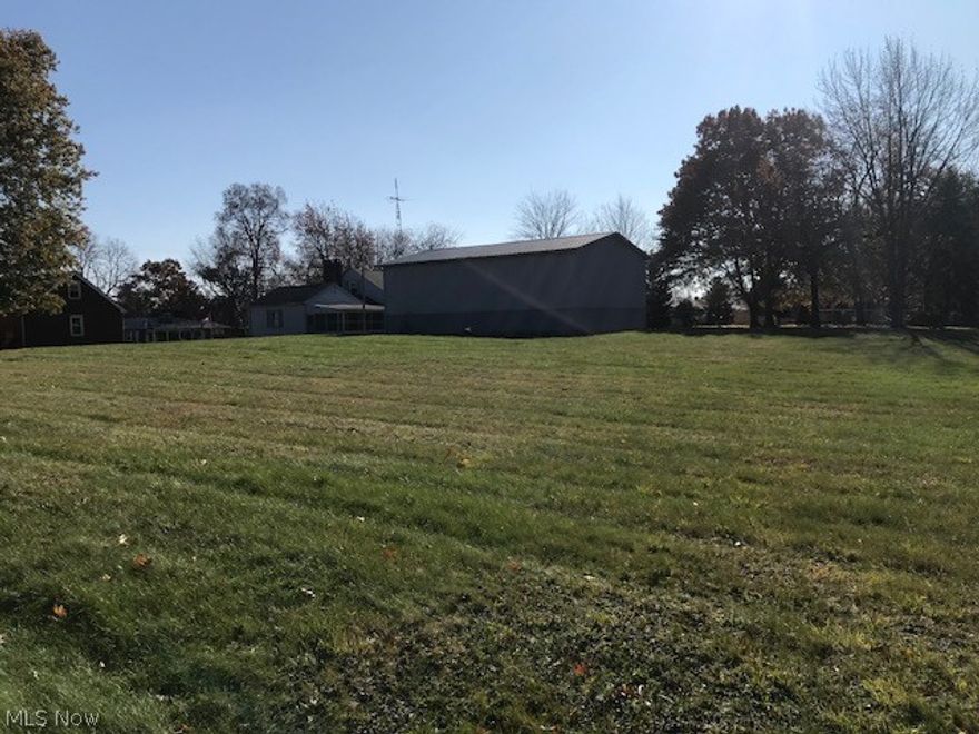 3 Parcels make up this 120x120 city building lot.