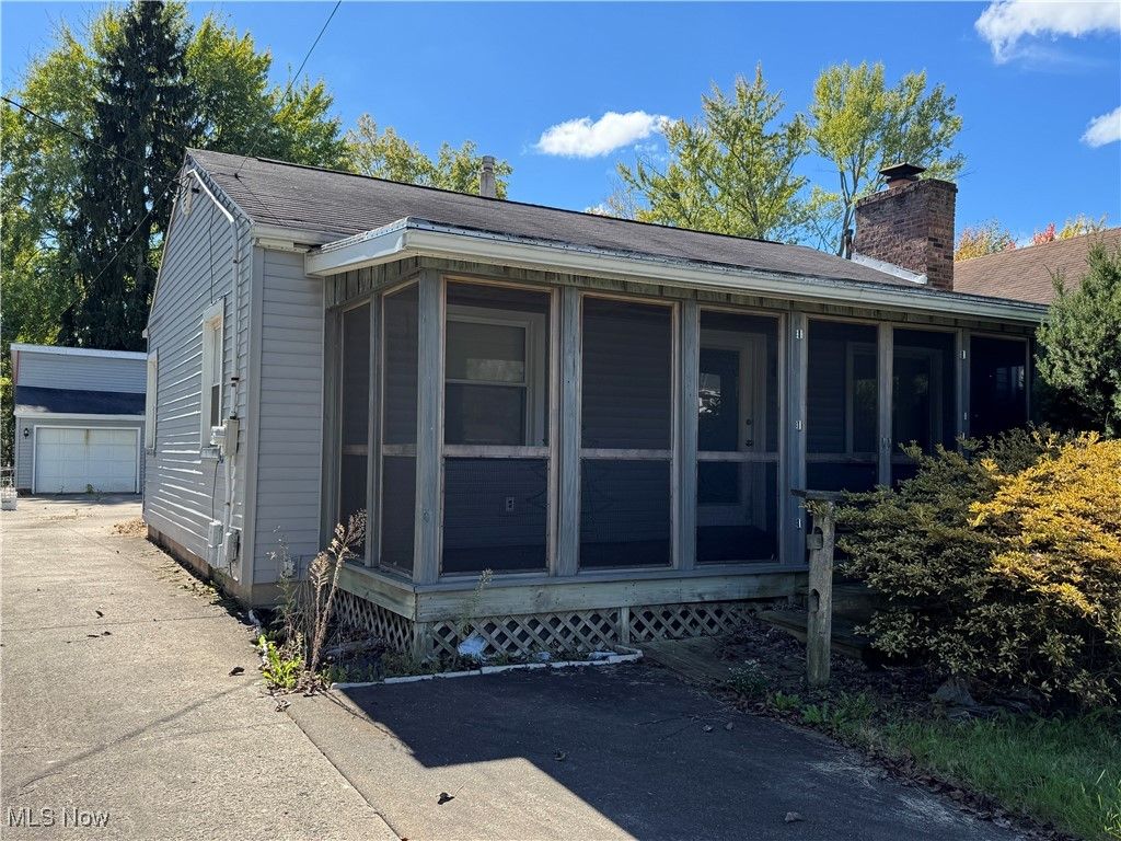 Photo of 1331 Bradford Street NW, Warren, OH 44485 (MLS # 5165793)