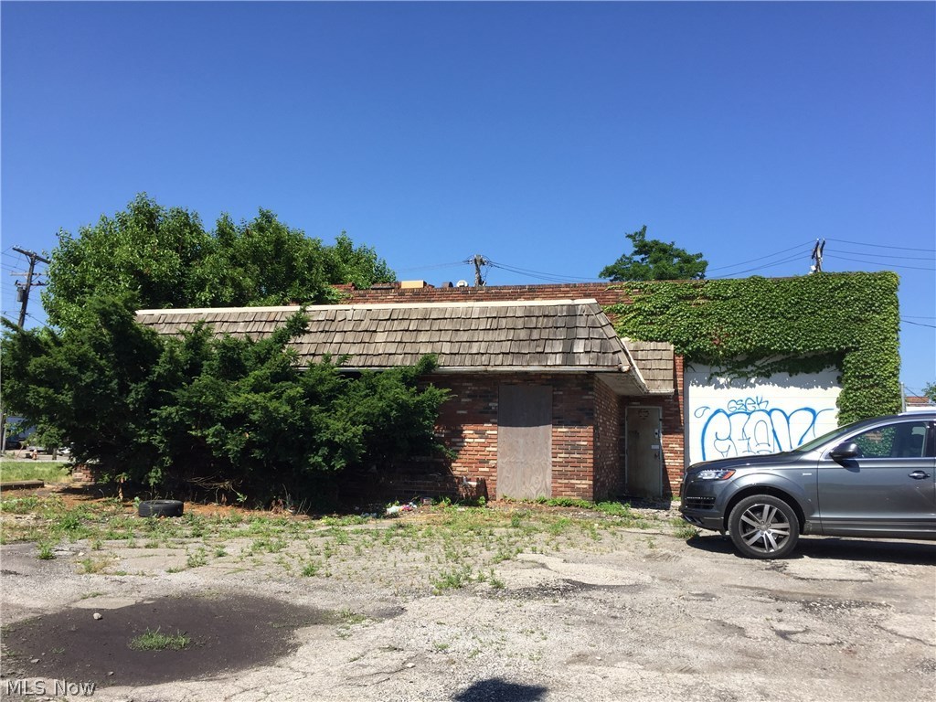 Location, Location, Location! building needs complete restoration and or tear down. Large open, space corner lot. 3 lots included in the property.
