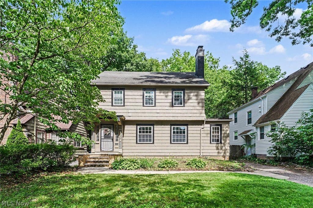 Photo of 1371 Lynn Park Drive, Cleveland, OH 44121 (MLS # 5223890)