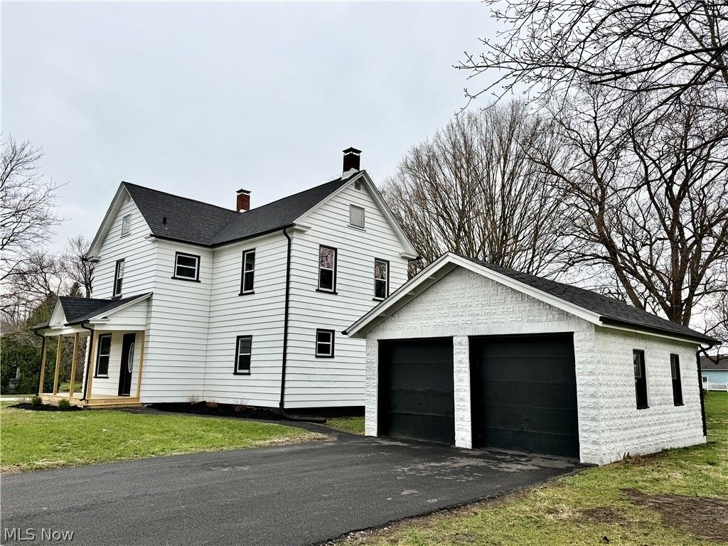 Photo of 559 Jackson Street, Hubbard, OH 44425 (MLS # 5196803)