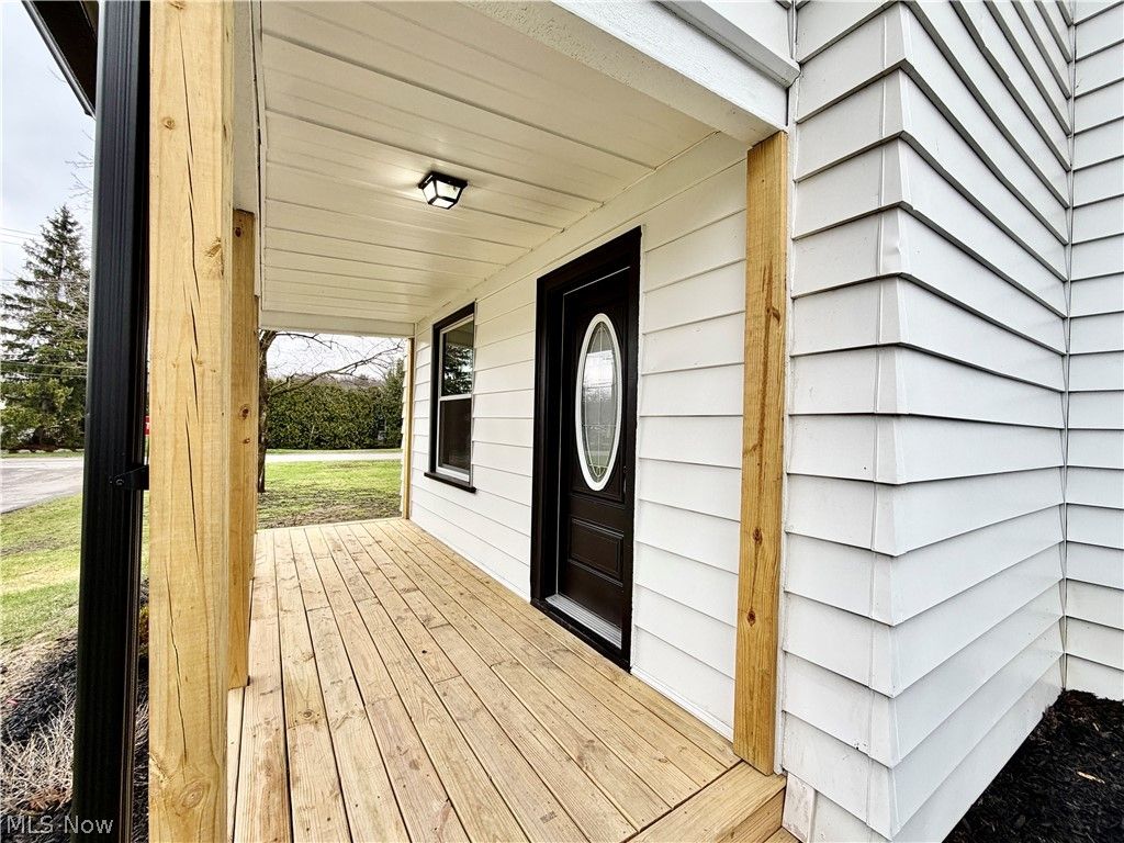 Photo of 559 Jackson Street, Hubbard, OH 44425 (MLS # 5196803)