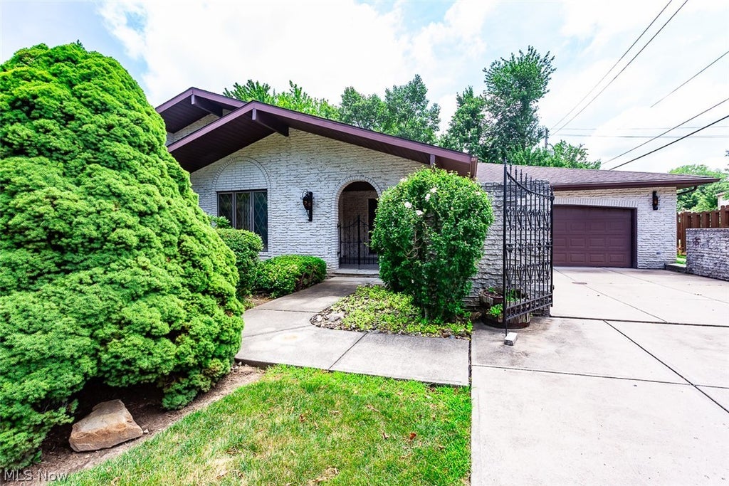 Photo of 6694 Beverly May Drive, Independence, OH 44131 (MLS # 5225685)