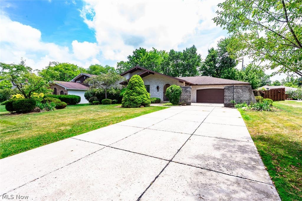 Photo of 6694 Beverly May Drive, Independence, OH 44131 (MLS # 5225685)