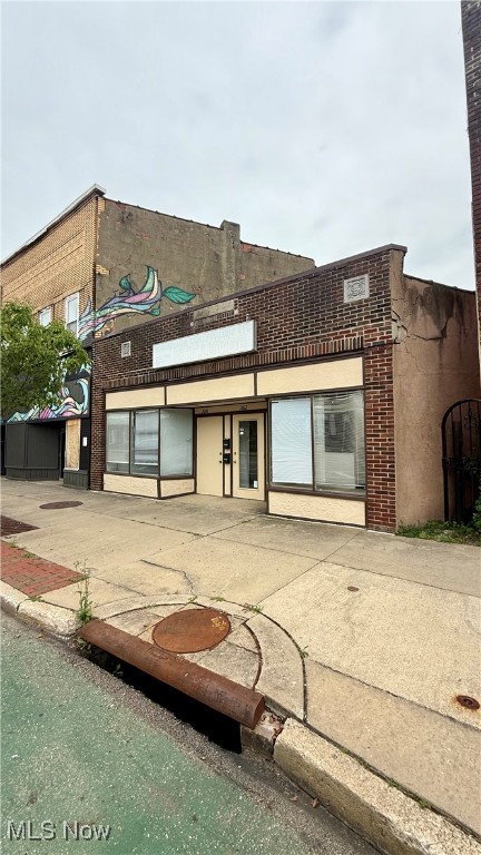 Main image without alt text