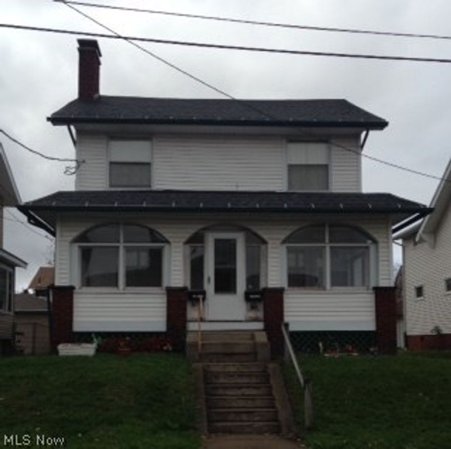 Clean 1 bedroom Upstairs unit in this Canton SW duplex offered for RENT! Call today for a showing!