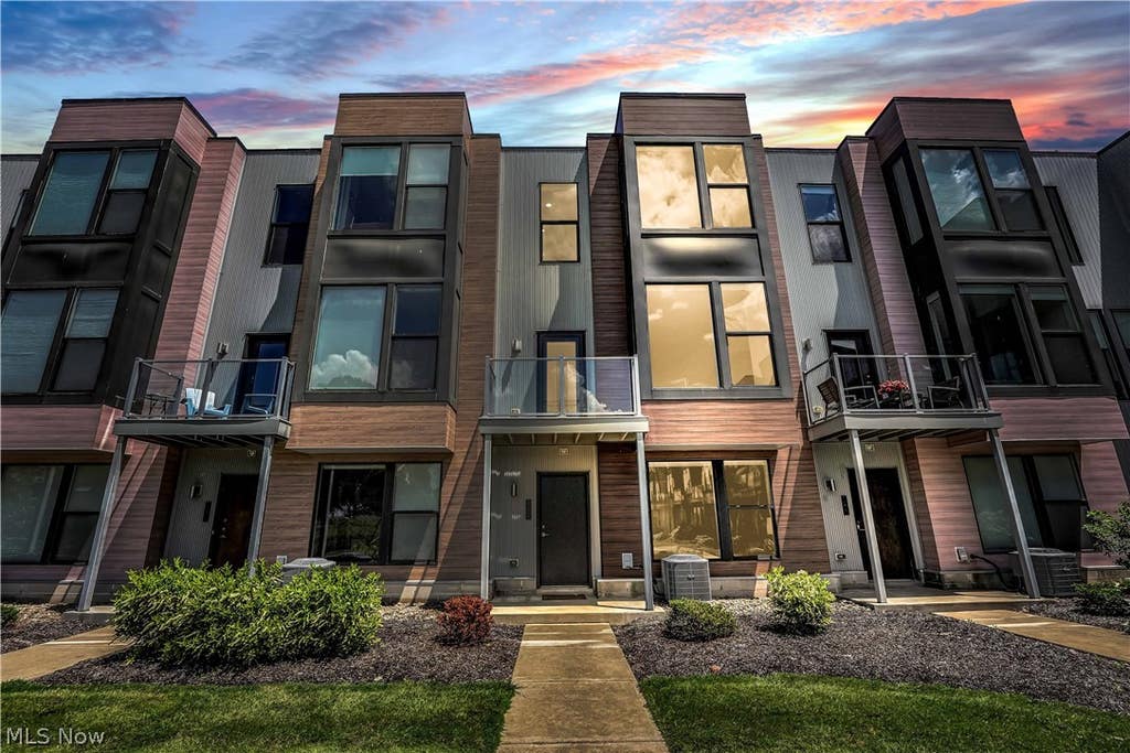 Photo of 1208 W 73rd Place, Cleveland, OH 44102 (MLS # 5220104)