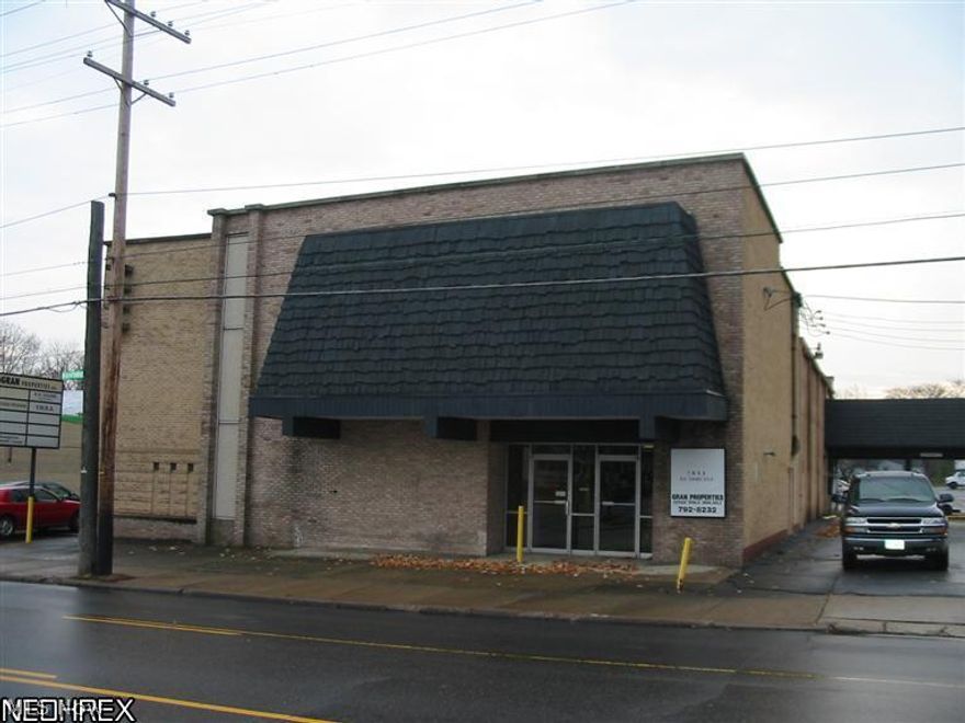 GRAN Professional Building now available! Best Building and 1 acre Lot on Youngstown West Side.  Former Mahoning Bank Building with Drive Thru included.  ACCESS ON two streets (Mahoning Ave. and Alma Ct. )on a paved 1 acre parking lot.  Currently being used as Professional Office Space for lease with current leases and space available.  Per Owner, Approx. 10000 sq.ft. of total retail space. Easy to show, Motivated Sellers! Call for Details!