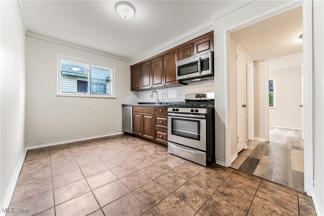 18600 Rockland Avenue, Cleveland, Ohio image 6