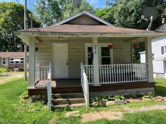 A Small home within walking distance of Downtown Kent, Stanton Middle school, Roosevelt High school, the Portage Hike and Bike Trail and the Cuyahoga River. Plenty of restaurants and shopping. Kent State University is a 15 minute walk.