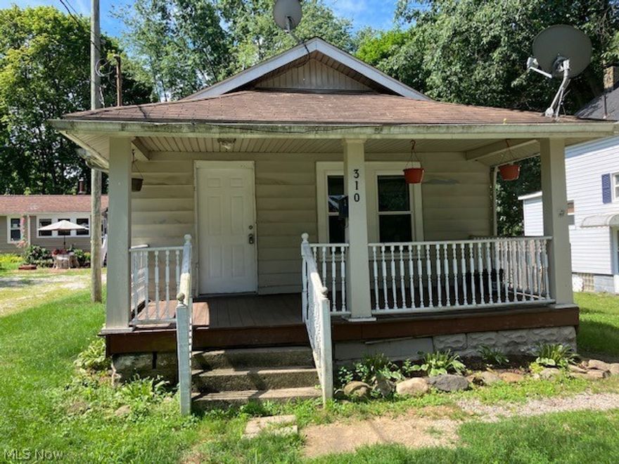 A Small home within walking distance of Downtown Kent, Stanton Middle school, Roosevelt High school, the Portage Hike and Bike Trail and the Cuyahoga River. Plenty of restaurants and shopping. Kent State University is a 15 minute walk.