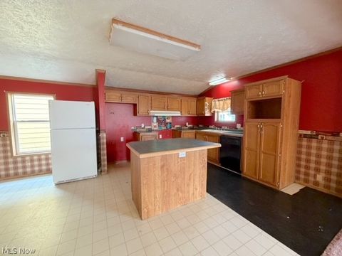 Tiny photo for 527 W 3rd Street, Uhrichsville, OH 44683 (MLS # 5190617)