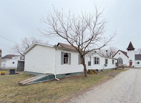 Photo of 527 W 3rd Street, Uhrichsville, OH 44683 (MLS # 5190617)