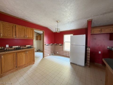 Tiny photo for 527 W 3rd Street, Uhrichsville, OH 44683 (MLS # 5190617)