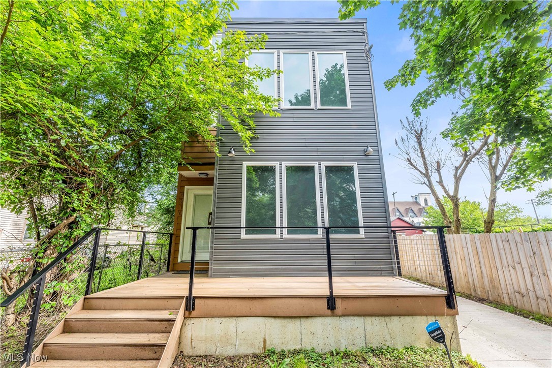 4210 Peach CT, Cleveland - Spacious 3 bed 3.5 bath single family home! //
$ 3500 rent / $ 3500 deposit //
$55 application fee per adult //
1-2 pets OK in this unit. After application pre-approval, a PetScreening is required for any animals to proceed with one of our properties; a PetScreening affidavit is still required if you have no pets. (Some breed restrictions apply per HUD guidelines). //
NO SMOKING //
1 time $199 non-refundable set up fee paid at lease signing //
$30/month required resident benefit package; can include personal property/liability insurance for an additional $5/month for $35/month total. //
After application Pre-Approval 1 applicant per household application is required to fill out a PetScreening application, before being about to proceed with placing a Reservation Fee for one of our properties. You will receive a pre-approval for your application and in order to proceed, the PetScreening is required. Even if you have NO pets - this application must be filled out. One time, non-refundable pet fee of $250-600 per animal applies to all pets & must be paid before or when you pay your first month rent. (No fee for qualified assistance animals). //
Our application is processed through secure site: Findigs, and they require ID and income verification. Without this, your application will not be processed. They offer 24/7 chat support on their application directly if you have any questions. //
BEDROOMS: 3 //
BATHROOMS: 3.5 //
APPLIANCES PROVIDED: Fridge, stove, and dishwasher //
UTILITIES / RESIDENT RESPONSIBILITY: Residents are responsible for all utilities including: water/sewer/trash, gas & electric and are responsible to maintain lawn care maintenance & snow removal. //
Serious inquiries only.