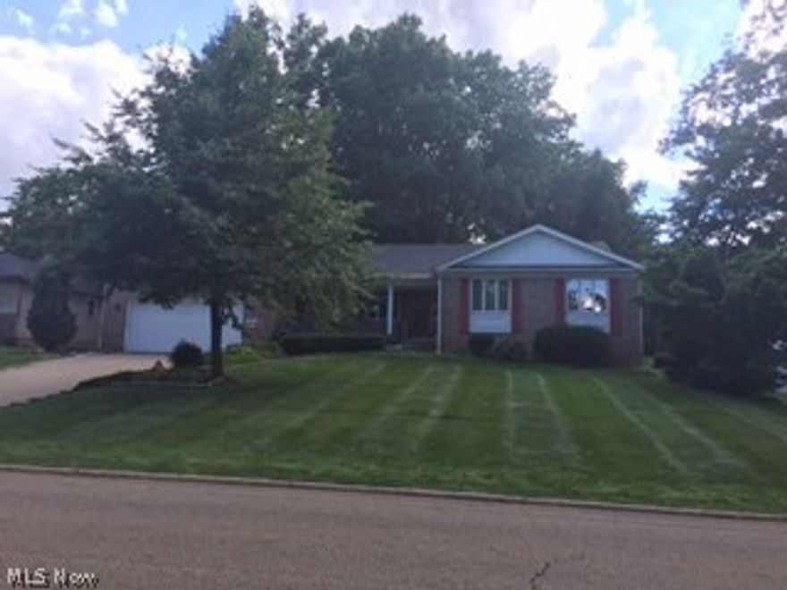 Well maintained Beres built ranch. Large eat-in kitchen with sky lite. Formal dining room, great family room with fireplace and attached screened in porch with view of the lovely landscaped back yard. Won't last!