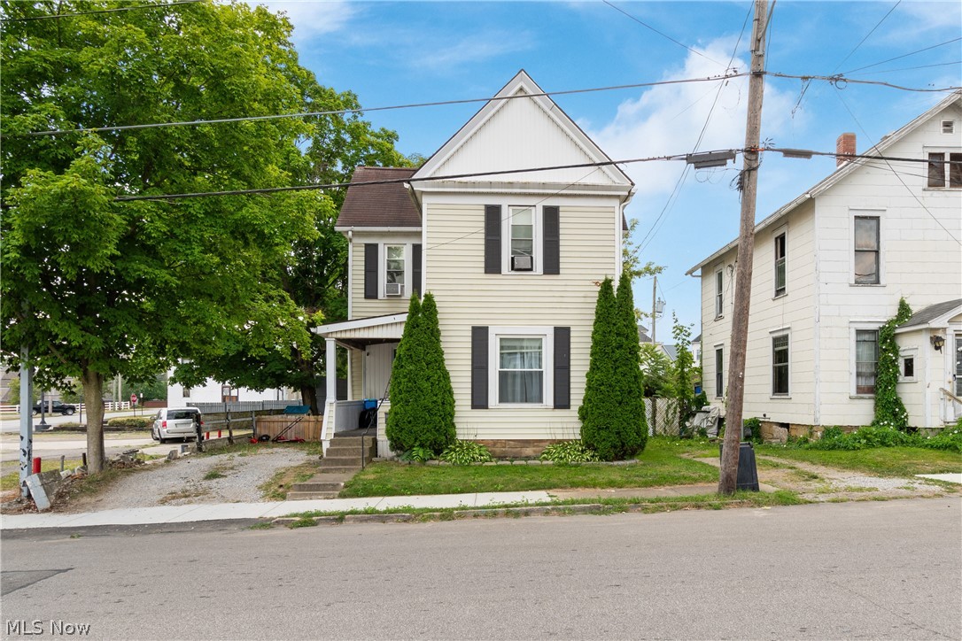 In the heart of Ashland, this charming 3-bedroom, 1-bathroom house offers an affordable and convenient location for your stay. Explore everything downtown Ashland has to offer on foot! This cozy home provides comfortable living at a reasonable price. Relax and unwind in this inviting space – it's the ideal spot to experience all of Ashland without breaking the bank! PLEASE ALLOW 48 HOURS for response to any offers