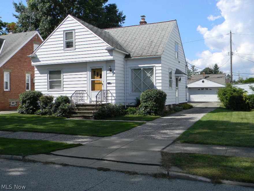 Alum sided Master bungalow, with  hardwood floors ,  dining area , eat in  kitchen , large unfinished dormer up ,
full basement  and central air, 
large yard , 2 car Garage .   needs updating,