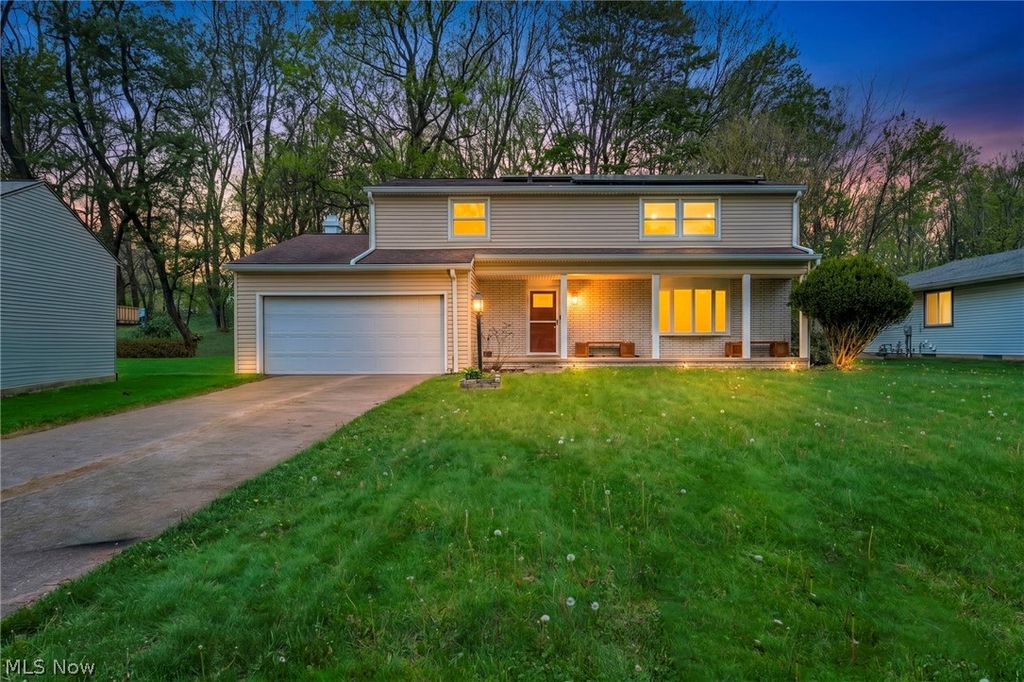 Photo of 1668 Eisenhower DR, Brunswick, OH 44212 (MLS # 5207454)