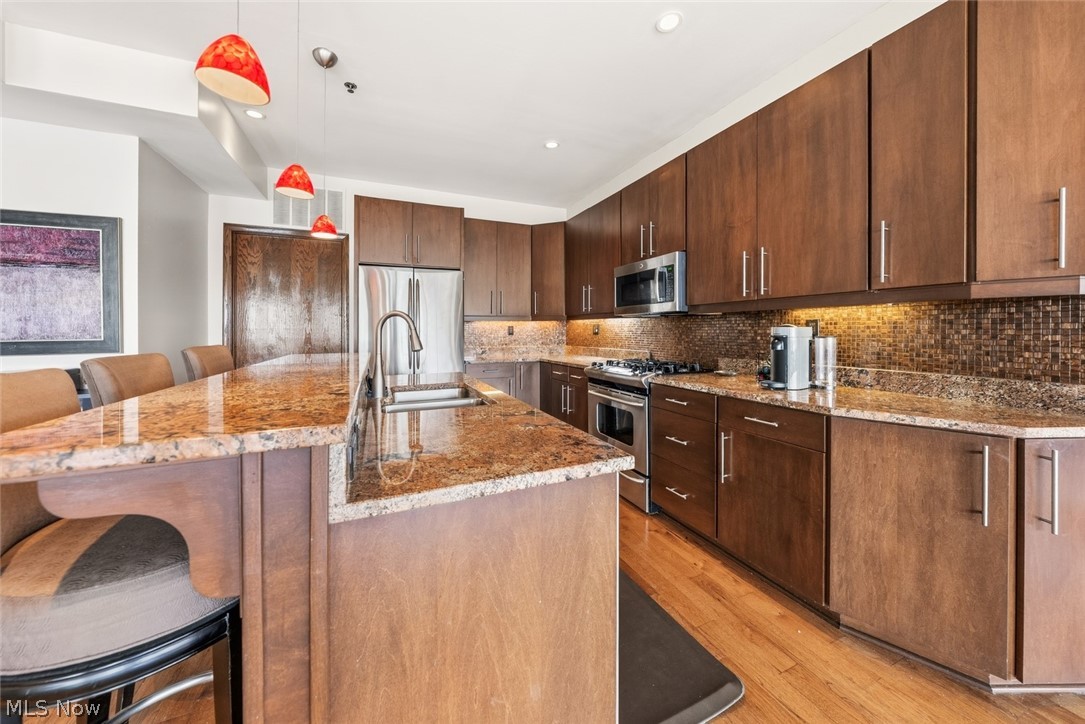701 W Lakeside Avenue 606