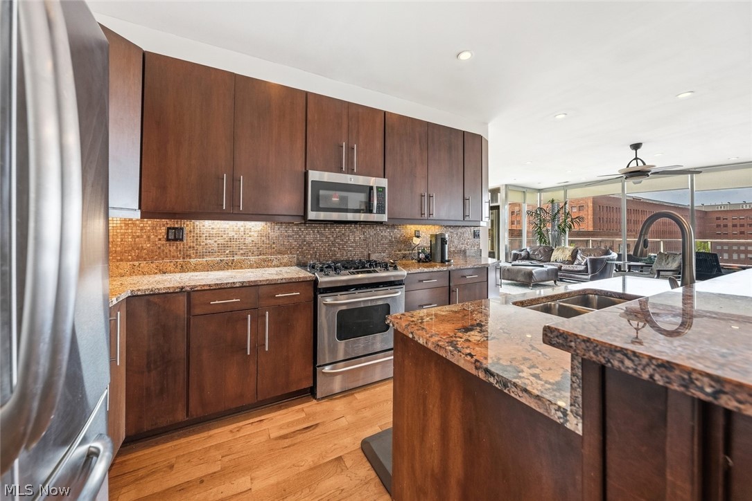 701 W Lakeside Avenue 606