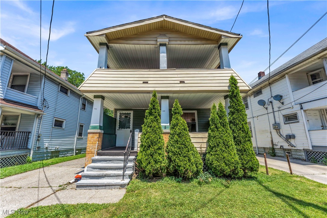 7902 (7900) Halle Ave | UP, Cleveland - Spacious 3 bed 1 bath multi-family home! //
$ 1150 rent / $ 1150 deposit //
$55 application fee per adult //
1-2 pets OK in this unit. After application pre-approval, a PetScreening is required for any animals to proceed with one of our properties; a PetScreening affidavit is still required if you have no pets. (Some breed restrictions apply per HUD guidelines). //
NO SMOKING //
1 time $169 non-refundable set up fee paid at lease signing //
$30/month required resident benefit package; can include personal property/liability insurance for an additional $5/month for $35/month total. //
After application Pre-Approval 1 applicant per household application is required to fill out a PetScreening application, before being about to proceed with placing a Reservation Fee for one of our properties. You will receive a pre-approval for your application and in order to proceed, the PetScreening is required. Even if you have NO pets - this application must be filled out. One time, non-refundable pet fee of $250-600 per animal applies to all pets & must be paid before or when you pay your first month rent. (No fee for qualified assistance animals). //
Our application is processed through secure site: Findigs, and they require ID and income verification. Without this, your application will not be processed. They offer 24/7 chat support on their application directly if you have any questions. //
BEDROOMS: 3 //
BATHROOMS: 1 //
APPLIANCES PROVIDED: Stove & Fridge //
UTILITIES / RESIDENT RESPONSIBILITY: Resident pays gas and electric and is responsible for snow removal. //
Serious inquiries only.