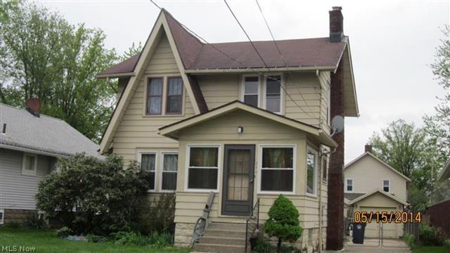 3 bedroom Colonial.  Enclosed foyer/Entry way ceramic tile.  Wood burning fieplace in living room.  Formal dining room with built-in book cases & wet bar.  Wood floors.  Eating area in kitchen.  Aluminum siding & fenced yard.  Some replacement windows.