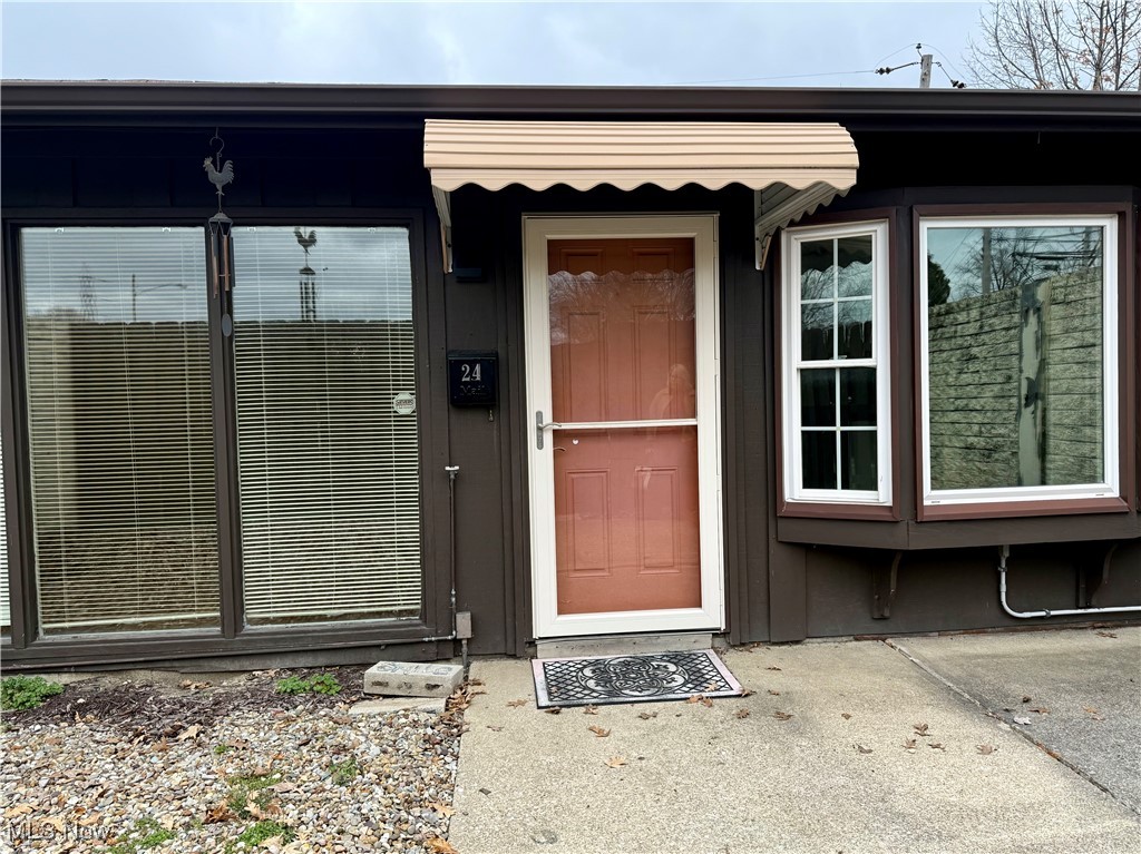 24 Greenfield Court, Berea, Ohio image 1