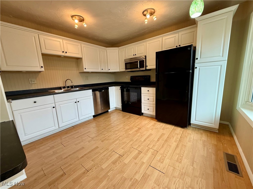 24 Greenfield Court, Berea, Ohio image 3