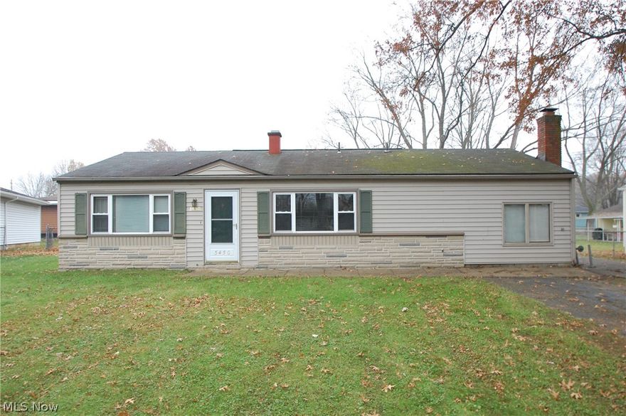 3 bedroom 1 and 1/2 bath vinyl ranch home boasting 1250 Sq.Ft. situated on a cul de sac lot.  Features vinyl foyer entry, living room w/carpet, eat in kitchen w/vinyl floor, family room w/ brick face fireplace and gas logs with Pergo wood floor. There is a large laundry room with Pergo wood floor and door out to a 20x9 screened back porch and partially fenced back yard. There is a huge 2 and 1/2 car detached garage and a storage shed. This home will also include a Home Warranty