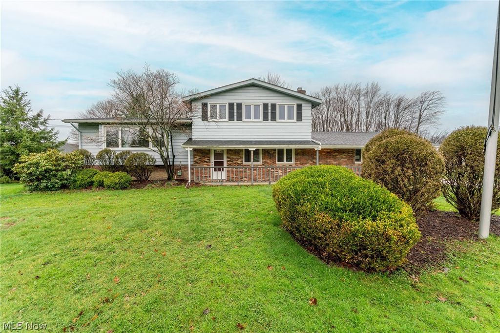 Photo of 2984 Erich Drive, Willoughby Hills, OH 44092 (MLS # 5198238)