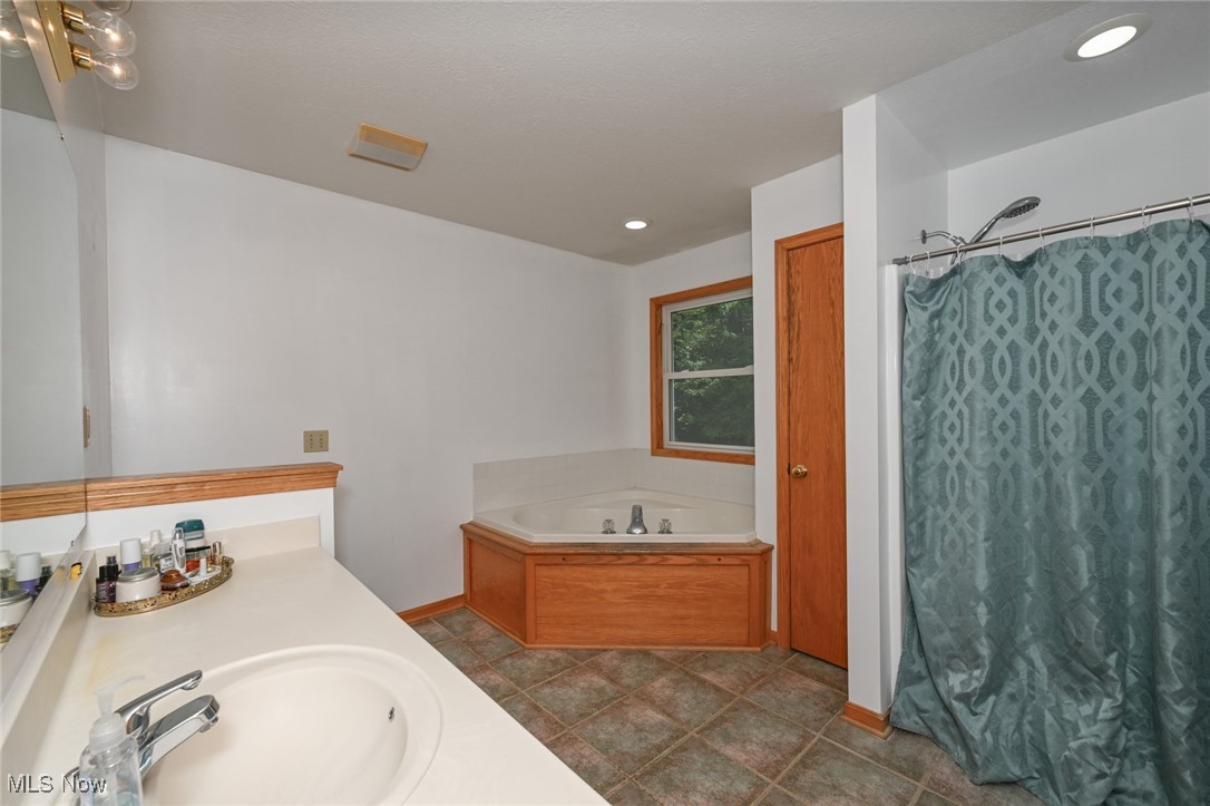 Middlefield, Ohio 44062, United States, 4 Bedrooms Bedrooms, ,3 BathroomsBathrooms,Residential,Active,191914