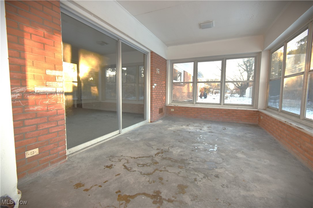 Colonial Manor - Residential