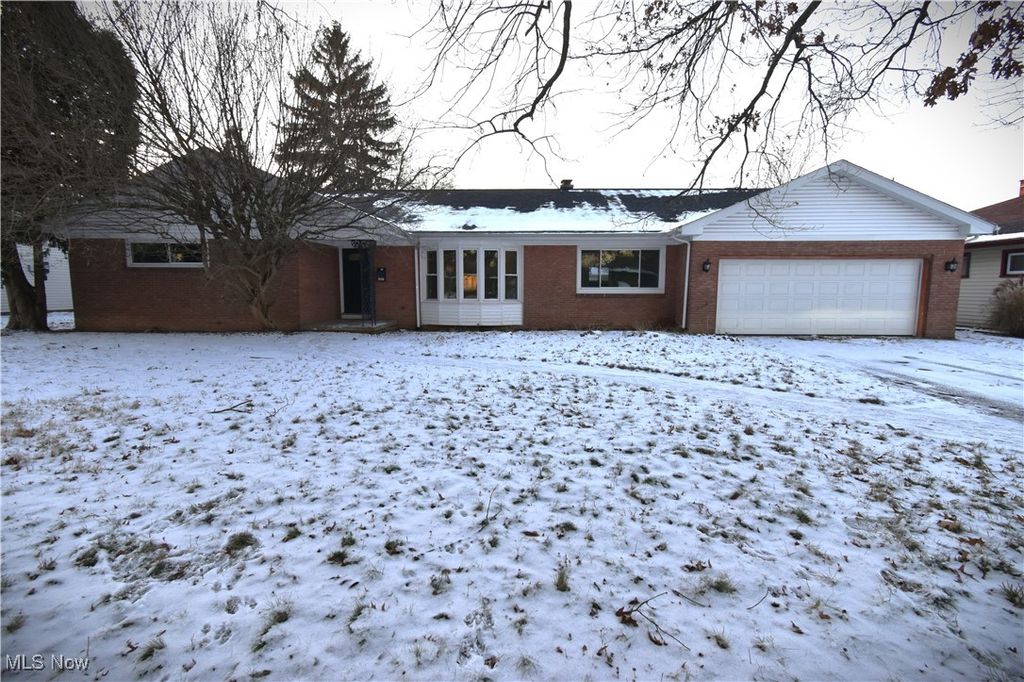 Photo of 2930 Biscayne Avenue, Youngstown, OH 44505 (MLS # 5177199)