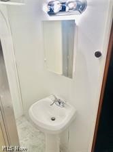 Main image without alt text