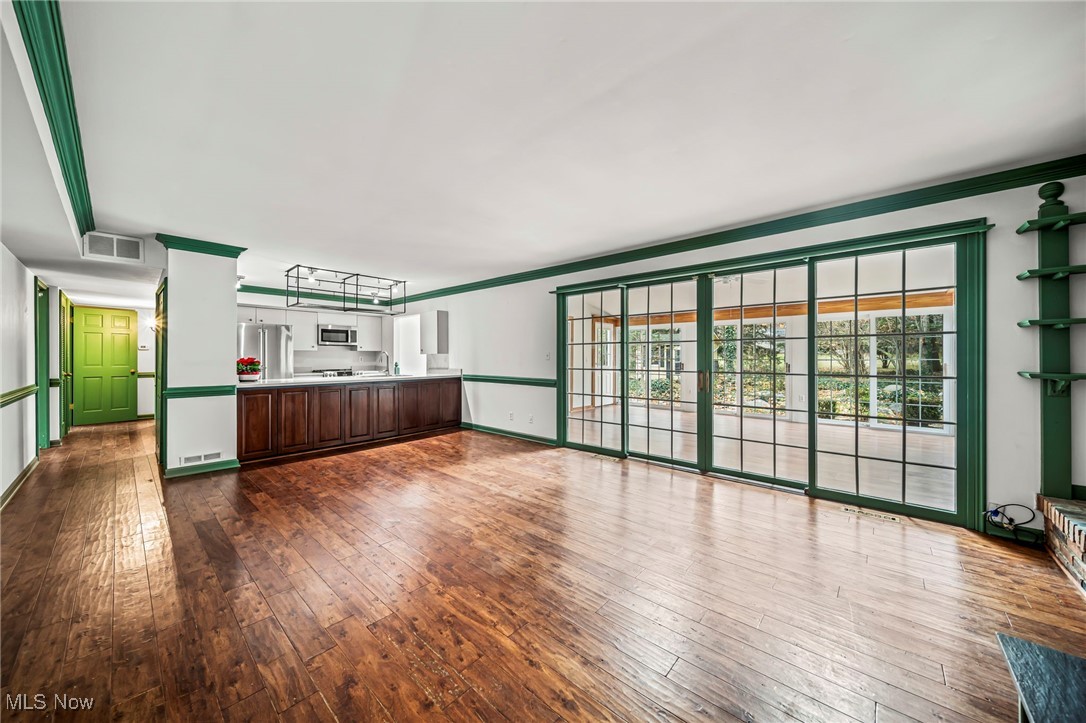 Kenwood Gardens 02-B - Residential