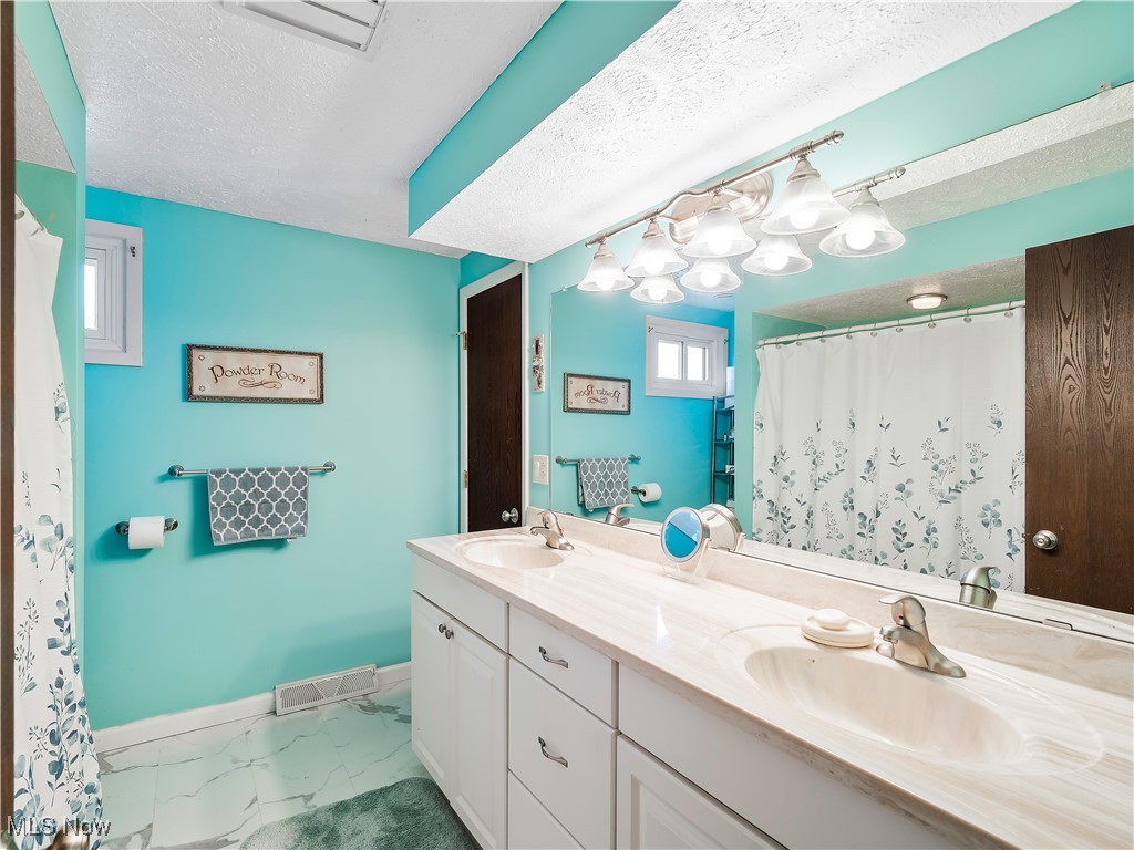 20563 Holly Circle, Strongsville, Ohio image 17