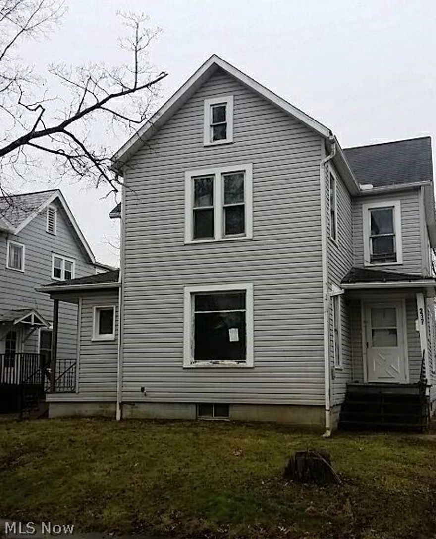 Great opportunity to own a duplex for possible investment property. 3 bedrooms,
2 full baths,approximately 2,032 SF, fireplace, unfinished basement, porch,
deck and Lot size of about 7,500 SF. Come see what you can do to this fixer
upper that can transform into an income producing addition to your portfolio