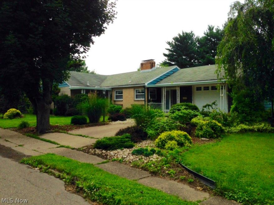 Spacious ranch with 3 bedrooms / 3 full baths.  Solid oak thru-out with plenty of built ins & storage.  This home offers a full kitchen, dining room & living room on main floor & lower level. Great for entertaining. Some of the recent updates include: newer windows, faucets-upstairs bathroom, appliances in lower level kitchen.  Screened in 16'x14' patio.  There are two separate 1 car attached garages with electric.  Also included is a 12'x16' barn. This is a Must See!