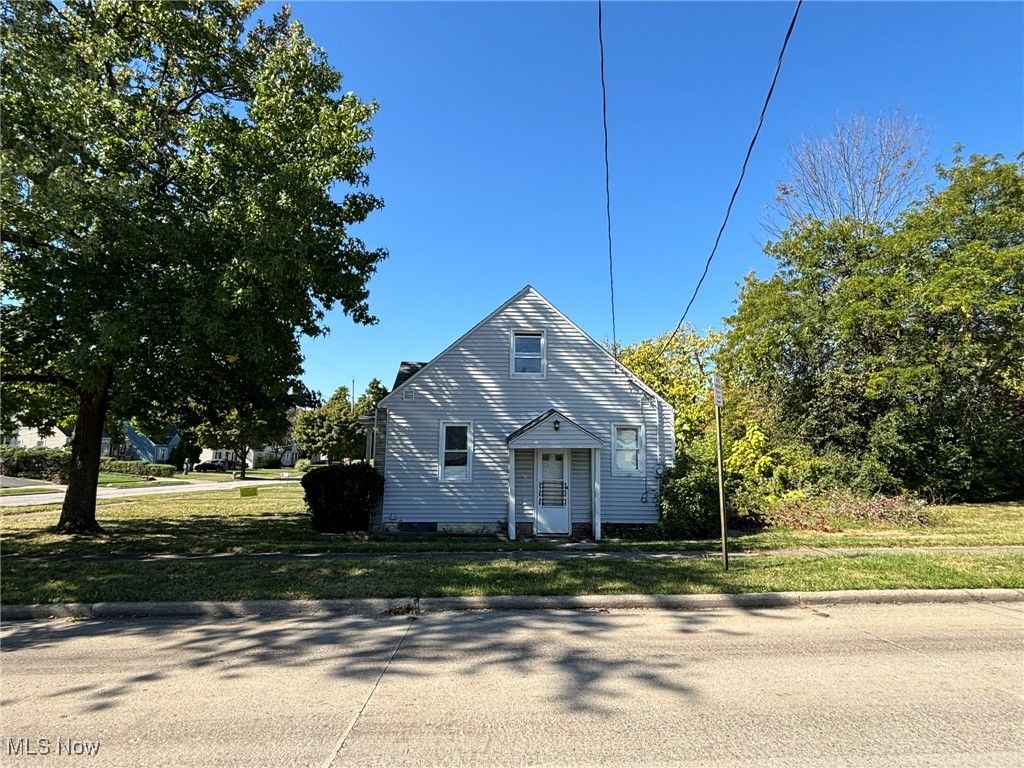 Photo of 16015 S Lotus Drive, Cleveland, OH 44128 (MLS # 5163952)