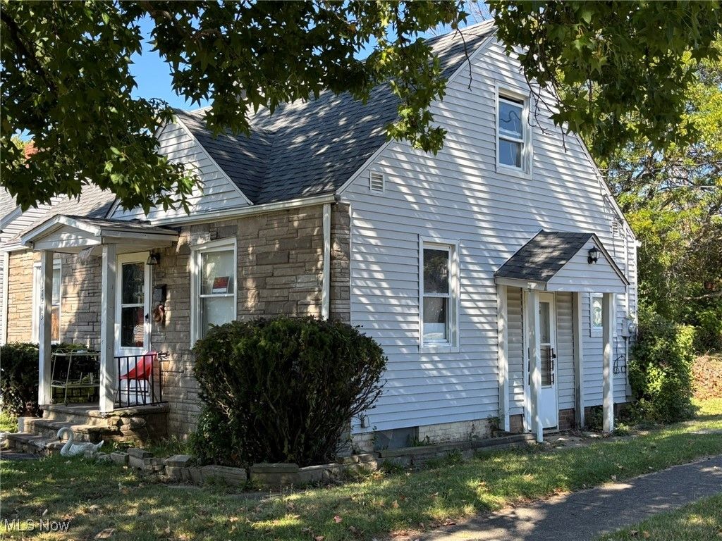 Photo of 16015 S Lotus Drive, Cleveland, OH 44128 (MLS # 5163952)