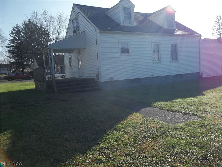 Home with 2 extra lots
Needs some TLC
2 huge lots 40x100 and another lot 80x100
Upstairs attic bedroom