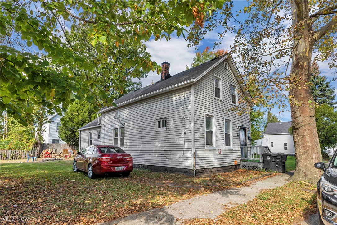 Instant cash flow with this tenant occupied 4 bed 1 bath property. Showings with accepted offer only. Currently rented for $1,000/mo on month to month lease.