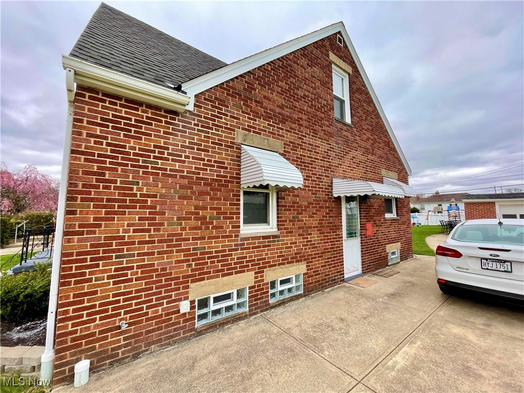 3437 Parklane Drive, Parma, Ohio image 5