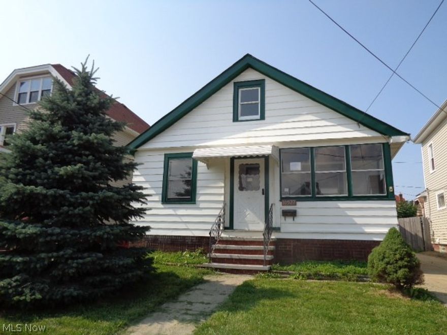 Bungalow with 2 bedrooms, 1.0 bathrooms and 2 car detached garage.  Great Value!  Owner Occupant bidding period through 7/13/15.  Not open to investors until 7/17/15.  Case # 412-403888. HUD Owned Property - sold AS-IS, ask your agent how to submit offer. Great Value! Buyer is responsible for due diligence + inquiry of all property information/condition. Buyer is responsible for cost/completion of any/all inspections and is to assume any/all violations.