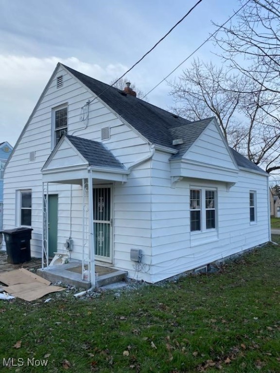 1112 Courtland Ave Akron, OH 44320 is a 3 bedroom, 1 bathroom home for rent in Akron. This is a great find with 2 first floor bedrooms and a third bedroom on the 2nd floor. This rental home has been freshly painted on the interior as well as the exterior. There is a gravel driveway and a yard on the corner lot of Greenwood Ave and Courtland Ave. This home has been freshly carpeted throughout the first and second floors, as well as new LVT flooring installed in both the kitchen and bathroom. The kitchen was just remodeled, besides the LVT flooring there is also new cabinetry and fresh everything as well as the bathroom remodel which includes new lighting, vanity, sink, faucet, tub surround as well as the paint and LVT flooring. The Laundry hookup is located in the basement level. Rental parameters include no evictions in the past 5 years, household gross income of at least 3 times the monthly rent amount, decent credit & background check. Free application however tenant will pay for their own background check through a link we will send them if their application is approved and they wish to move forward with renting the home.
All potential tenants 18 and over must answer the vetting questions and fill out the Free Application prior to any showings. Please contact the listing agent for the questions andonline application link.