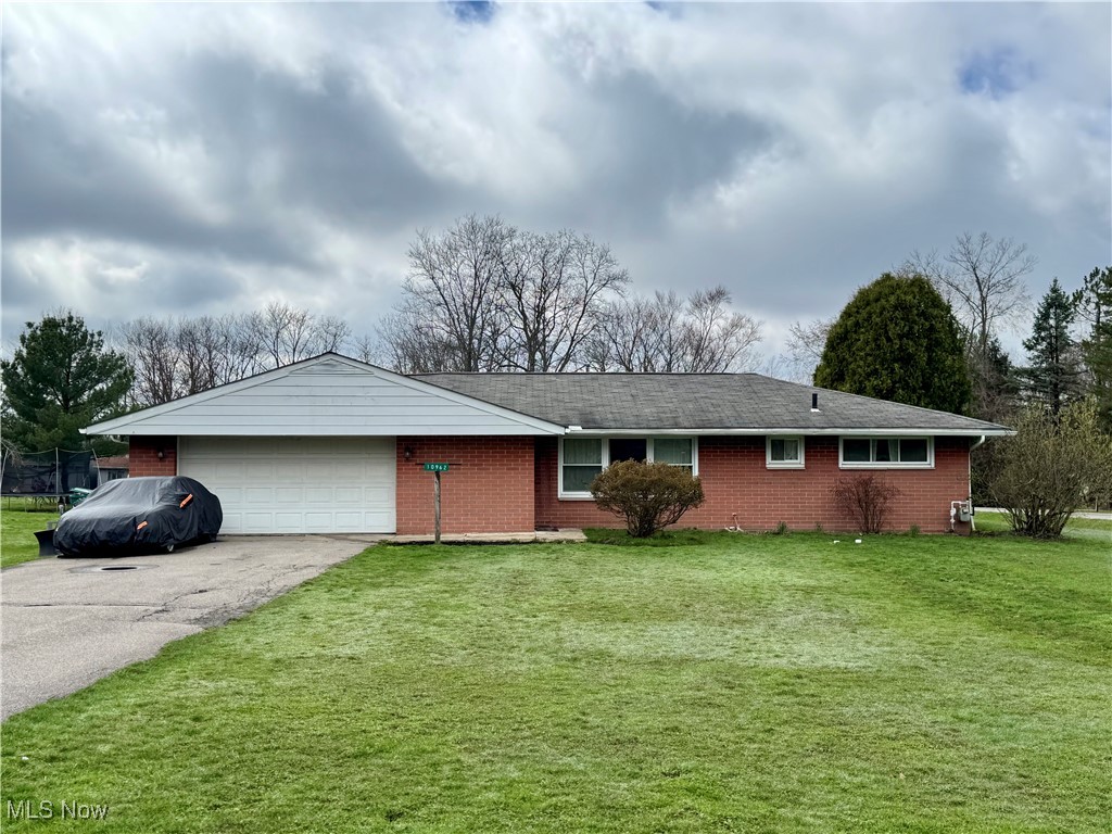 10962 Olmar Drive, Chardon, Ohio image 1